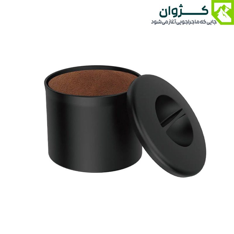 ظرف کوچک درب‌دار مخصوص حمل پودر قهوه، کنار فلاسک سانتکو در زمینه سفید