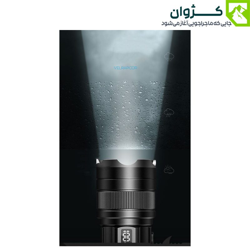نیمه بالایی چراغ قوه SD-8101 با پس‌زمینه مشکی، تأکید بر ضدآبی