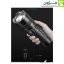 چراغ قوه SD-8101 در دست کاربر، مقایسه اندازه با گوشی موبایل