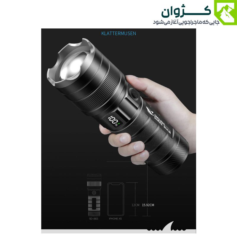 چراغ قوه SD-8101 در دست کاربر، مقایسه اندازه با گوشی موبایل
