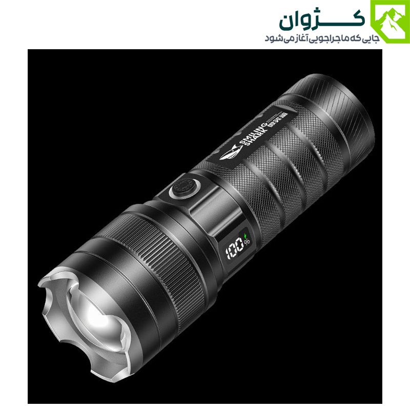 چراغ قوه SMILING SHARK SD-8101 در زمینه مشکی، نمایش حالت حرفه‌ای و جلوه نورپردازی قدرتمند