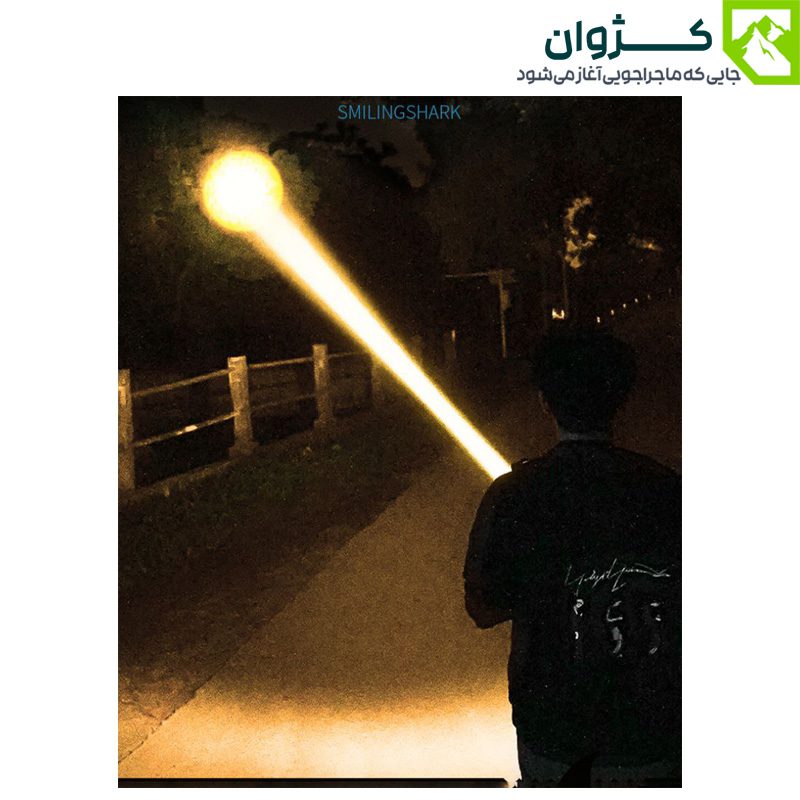 کاربر در حال استفاده از زوم چراغ قوه در طبیعت