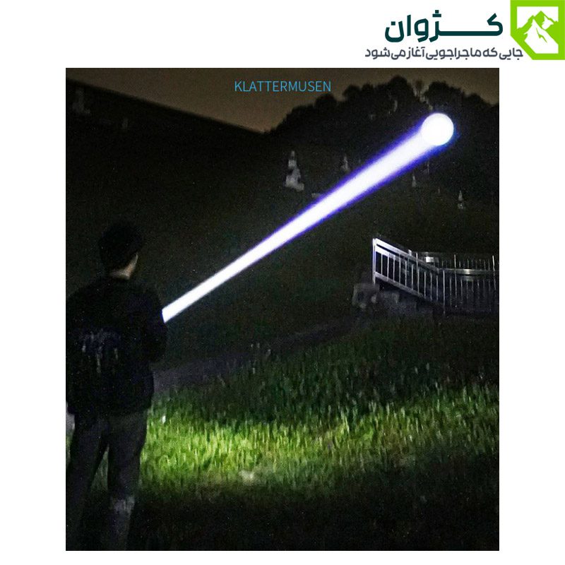 تست حالت زوم چراغ قوه SMILING SHARK توسط کاربر در فضای باز