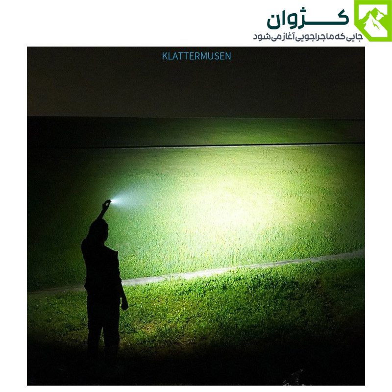 چراغ قوه SMILING SHARK روشن در دست کاربر، نمایش نور و کاربرد واقعی