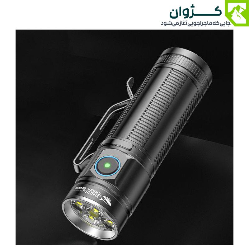 نمای مورب از چراغ قوه SMILING SHARK با طراحی آلومینیومی و دکمه کنترلی