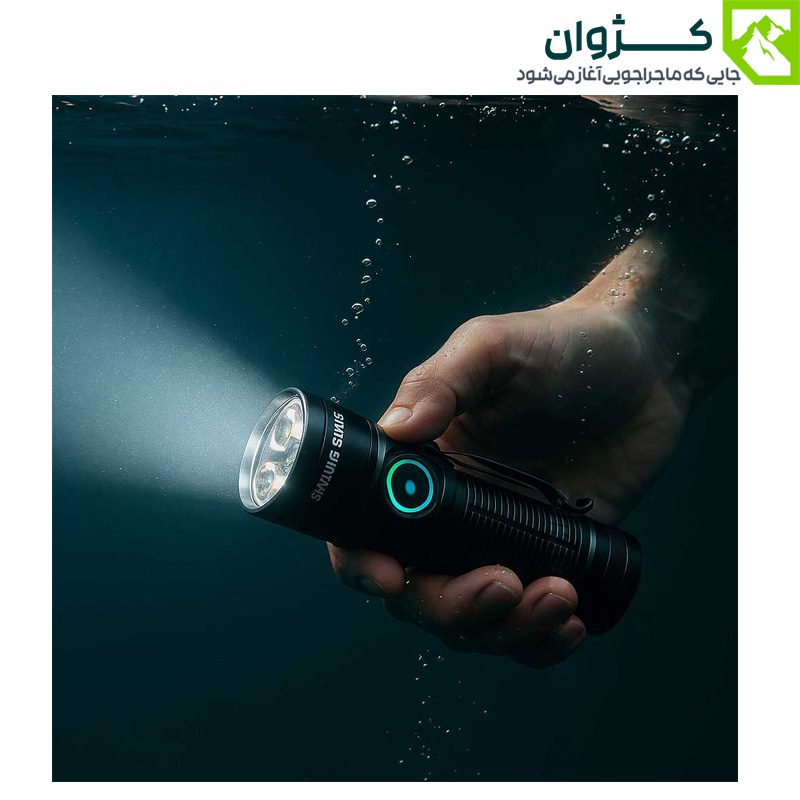 چراغ قوه SMILING SHARK روشن در زیر آب، نمایش عملکرد ضدآب و نوردهی