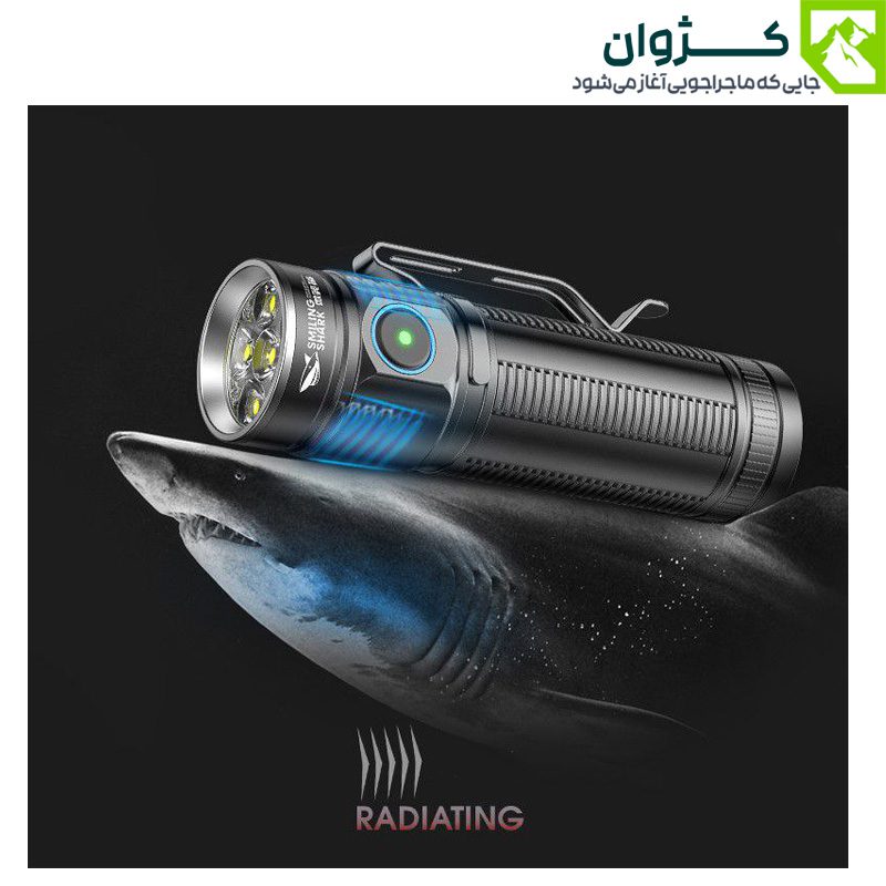 چراغ قوه SMILING SHARK در کنار لوگوی کوسه خندان، نمایش برند و طراحی خاص