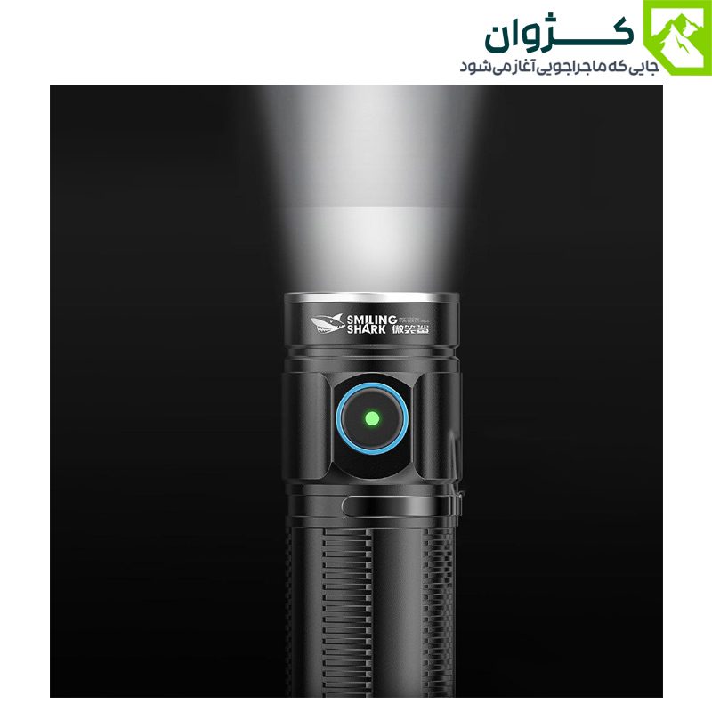چراغ قوه SMILING SHARK کد W5184-1 در حالت روشن در زمینه مشکی