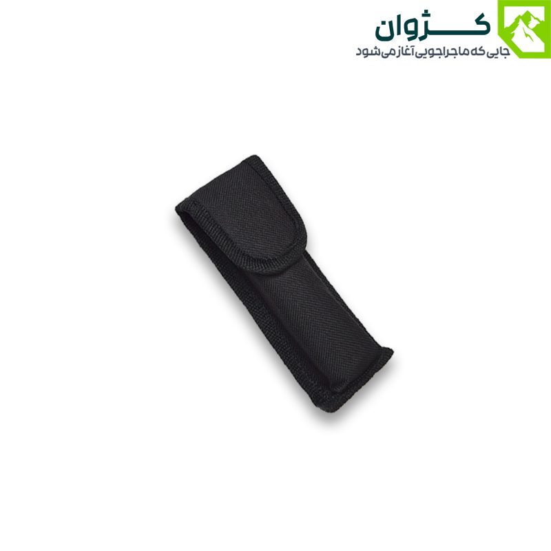 چاقوی AKC-2 داخل کاور حمل مشکی، مناسب برای حمل آسان در سفرهای طبیعت‌گردی و کوهنوردی