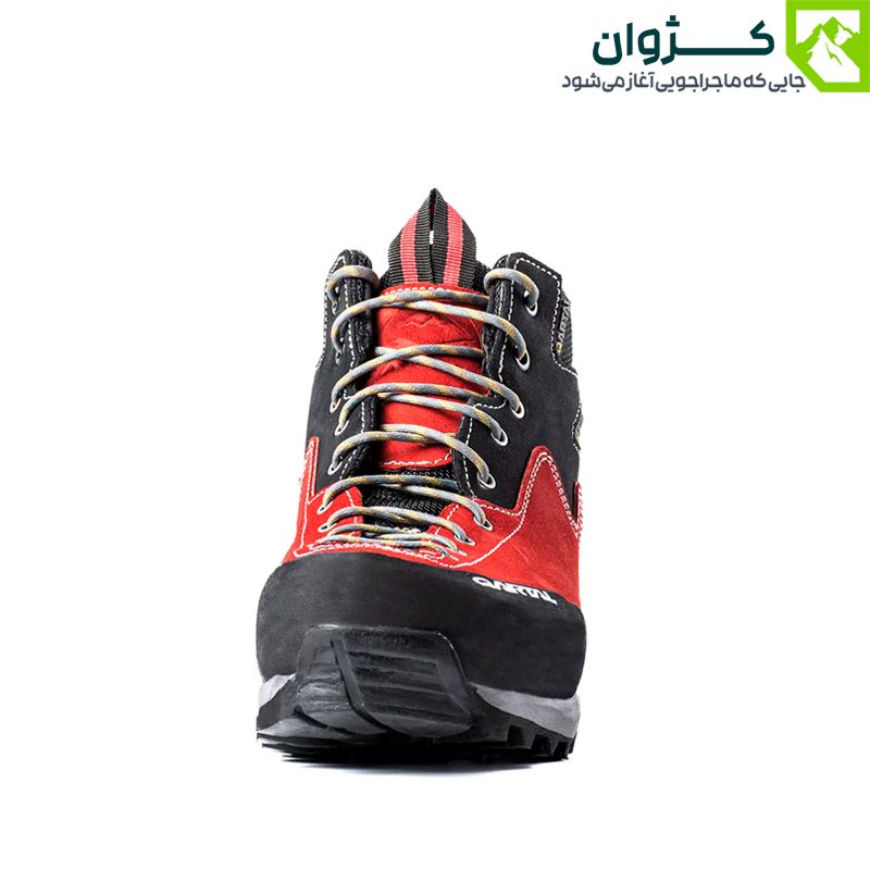 نمای روبه‌رو کفش کمچی قرمز با بندهای مشکی و طراحی تهاجمی