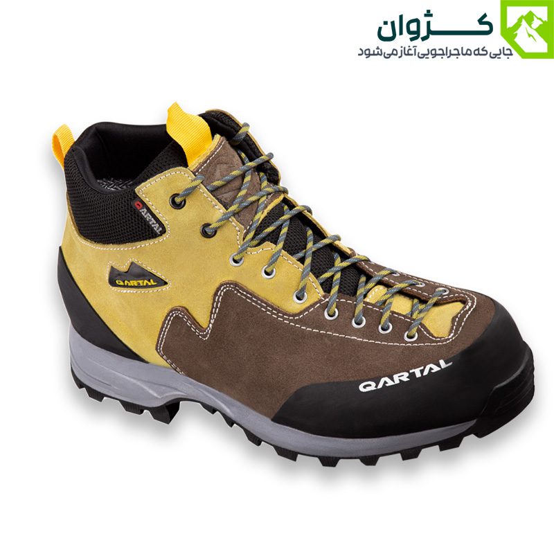 نمای روبه‌رو کفش کمچی زرد با بندهای محکم و پنجه تقویت‌ شده