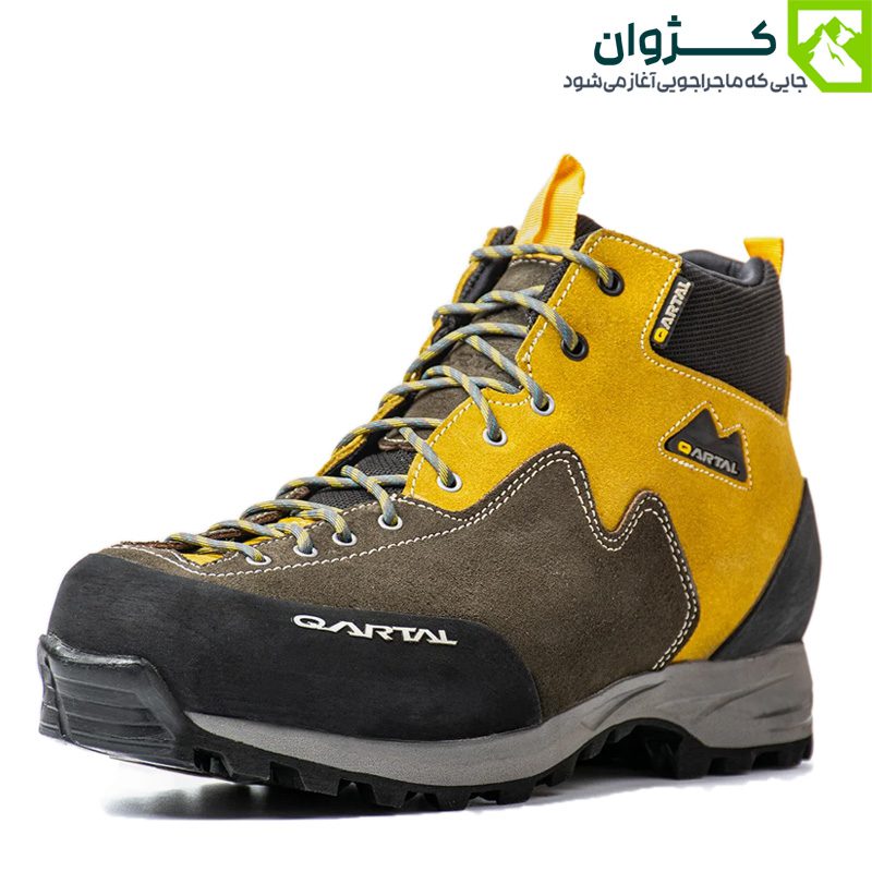 نمای روبه‌رو کفش کمچی زرد با بندهای محکم و پنجه تقویت‌شده