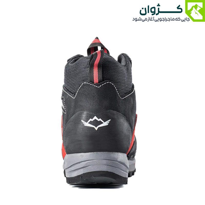 نمای پشت کفش کوهنوردی قرمز با یقه نرم و پاشنه مستحکم