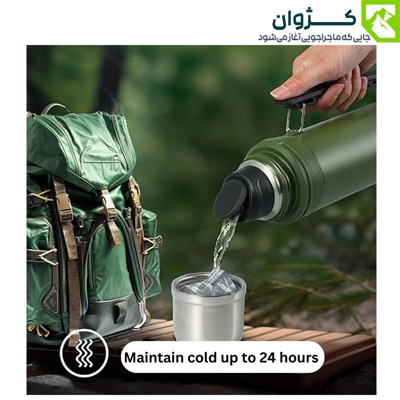 فلاسک اسپن سبز در کنار کوله‌پشتی در جنگل