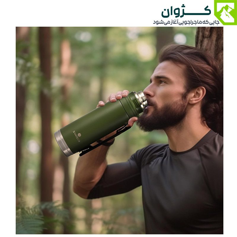 نمای نزدیک فلاسک اسپن سبز در مسیر جنگل نوردی