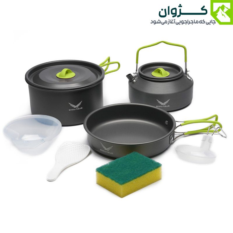 ست کامل ظروف کمپینگ دو نفره اسنوهاک SN-T112 شامل کتری، قابلمه و ماهیتابه، چیده‌شده کنار هم در فضای طبیعت