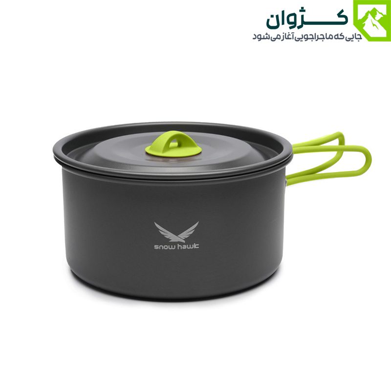 تصویر قابلمه کمپینگ SN-T112 با رنگ تیره و ساختار بادوام، چیده‌شده روی سطح سنگی در طبیعت