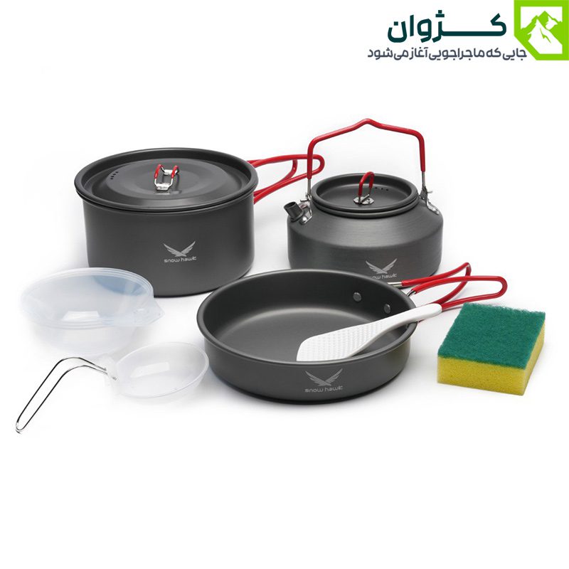 ست کامل ظروف کمپینگ دو نفره اسنوهاک SN-T112 شامل کتری، قابلمه و ماهیتابه، چیده‌شده کنار هم در فضای طبیعت