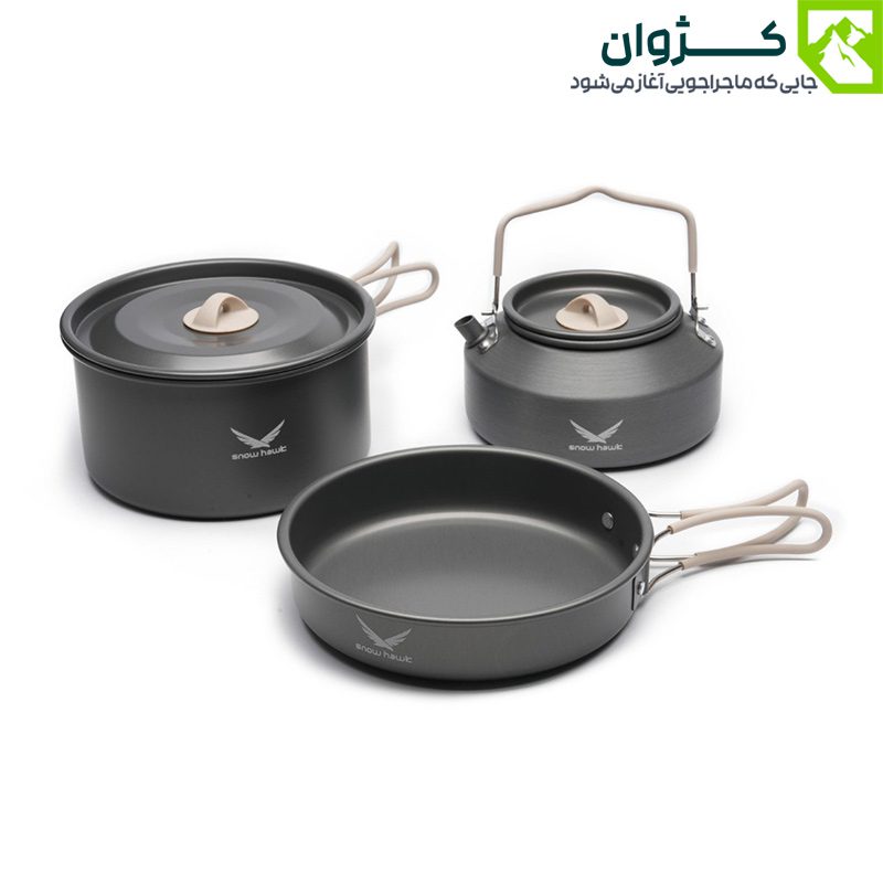 ست کامل ظروف کمپینگ دو نفره اسنوهاک SN-T112 شامل کتری، قابلمه و ماهیتابه، چیده‌شده کنار هم در فضای طبیعت