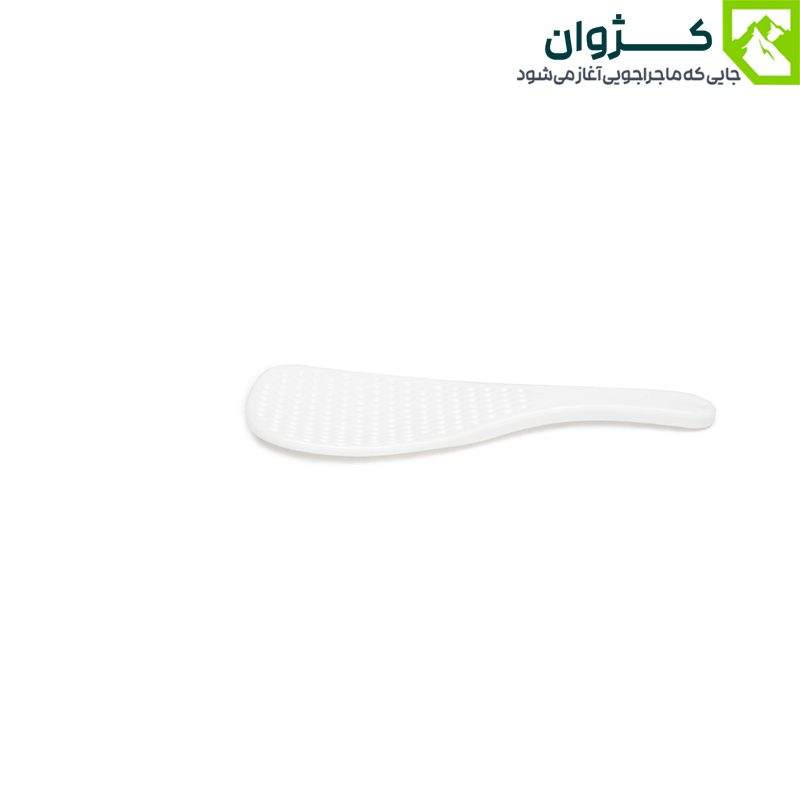 قاشق پلاستیکی تکی از ست ظروف SN-T112، قرارگرفته کنار کاسه روی سطح چوبی کمپ