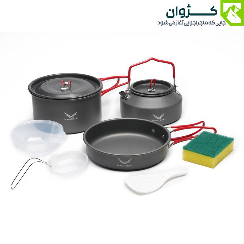 ست کامل ظروف کمپینگ دو نفره اسنوهاک SN-T112 شامل کتری، قابلمه و ماهیتابه، چیده‌شده کنار هم در فضای طبیعت