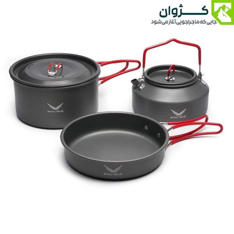 ست کامل ظروف کمپینگ دو نفره اسنوهاک SN-T112 شامل کتری، قابلمه و ماهیتابه، چیده‌شده کنار هم در فضای طبیعت