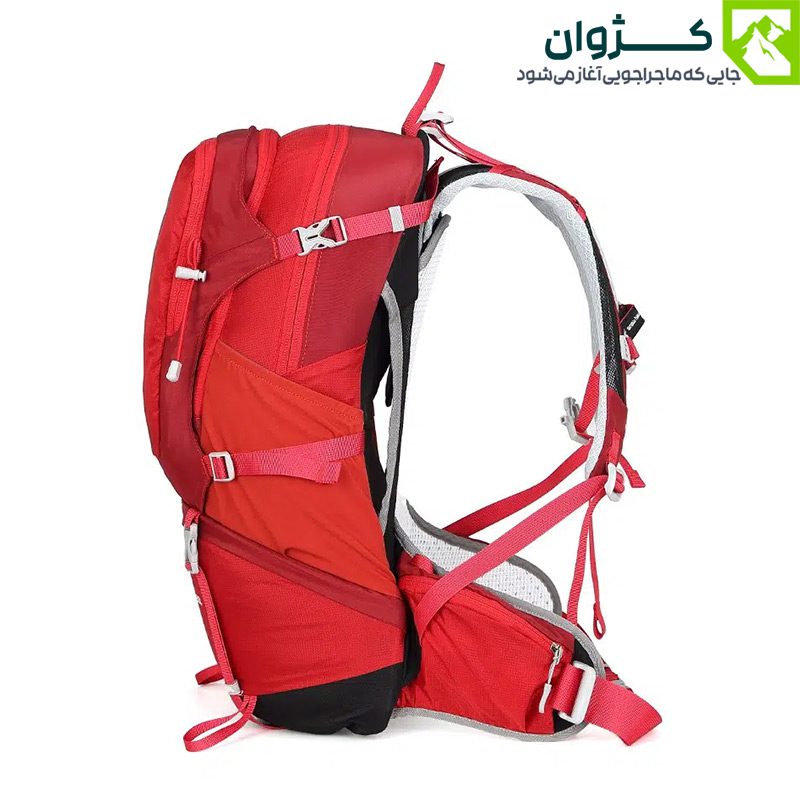 کوله‌پشتی حرفه‌ای اسنوهاک SN-B3125 رنگ قرمز با جیب‌های متعدد، محفظه هدست و حلقه اتصال باتوم، مناسب فعالیت‌های فضای باز