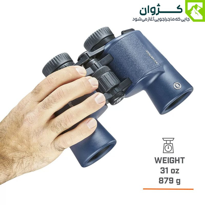 کاربر در حال نگه‌داشتن دوربین Bushnell H2O با زاویه مورب، نمایش طراحی ارگونومیک و روکش لاستیکی ضد لغزش