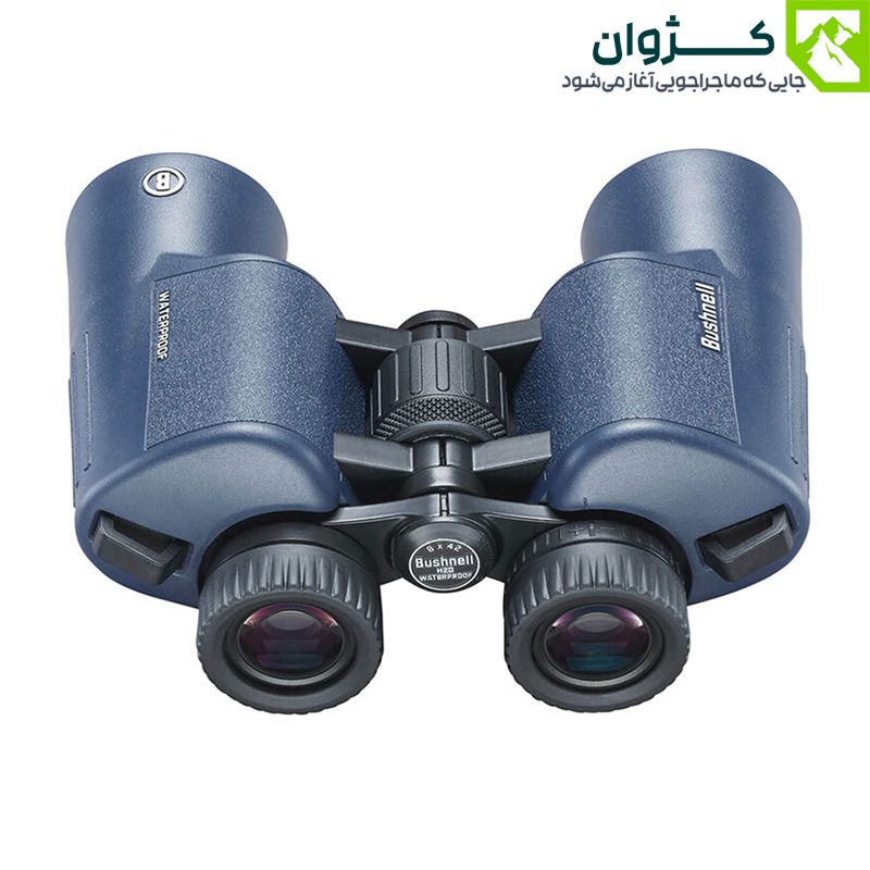 نمای مورب از پایین دوربین Bushnell H2O در حالت خوابیده، نمایش عدسی‌های شیئی و طراحی متقارن