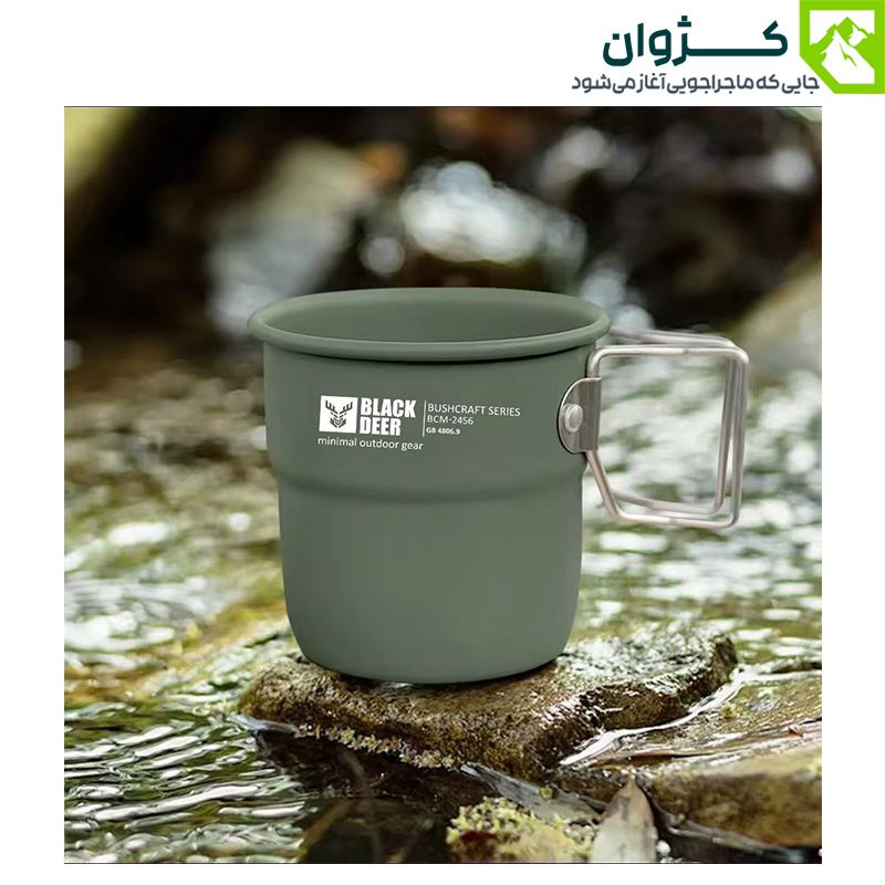 لیوان سفری بلک‌دیر (Black Deer) مدل BCM-2456 – رنگ سبز زیتونی، قرار گرفته روی سنگ مرطوب در رودخانه، طراحی مقاوم برای طبیعت‌گردی