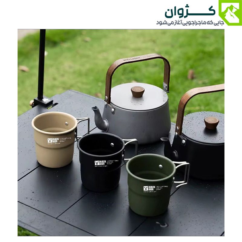 سه لیوان بلک‌دیر مدل BCM-2456 – قرار گرفته روی میز مشکی در طبیعت، همراه با دو عدد کتری، نمایش هماهنگی تجهیزات کمپینگ در فضای باز