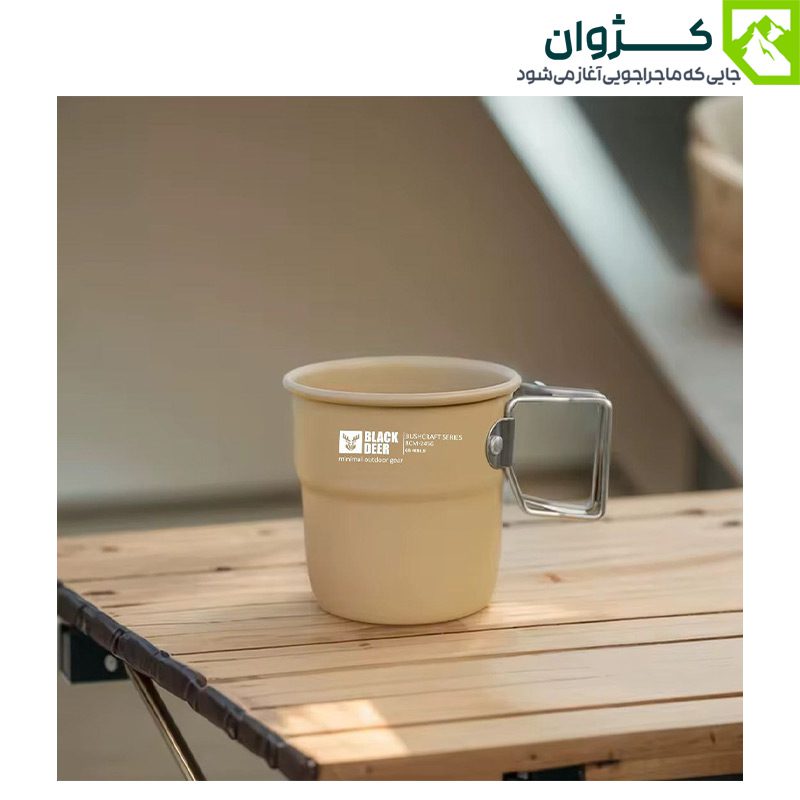 لیوان کمپینگ بلک‌دیر – رنگ خاکی، آماده برای نوشیدنی گرم در فضای باز