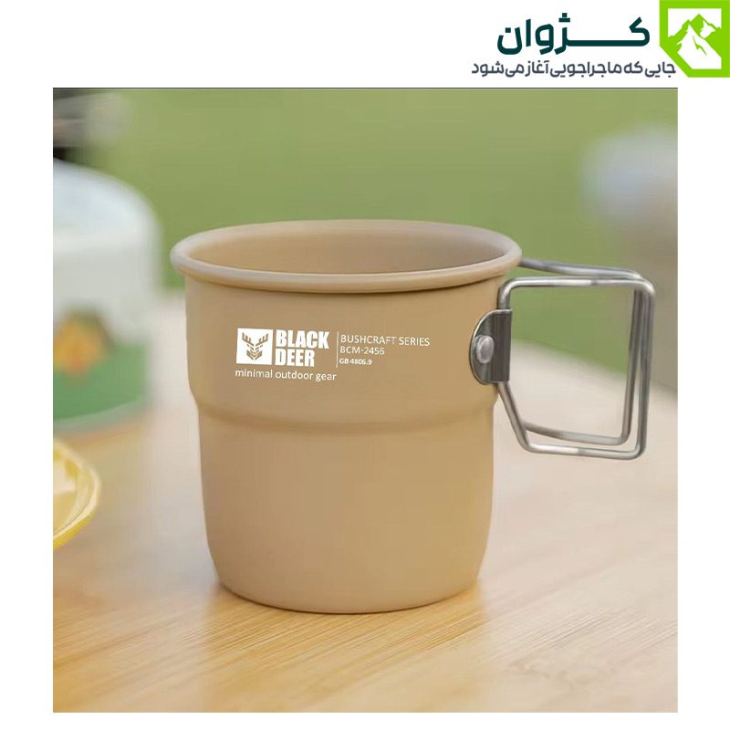 لیوان سفری بلک‌دیر مدل BLACK DEER BCM-2456 – رنگ خاکی، قرار گرفته روی میز چوبی با نور گرم