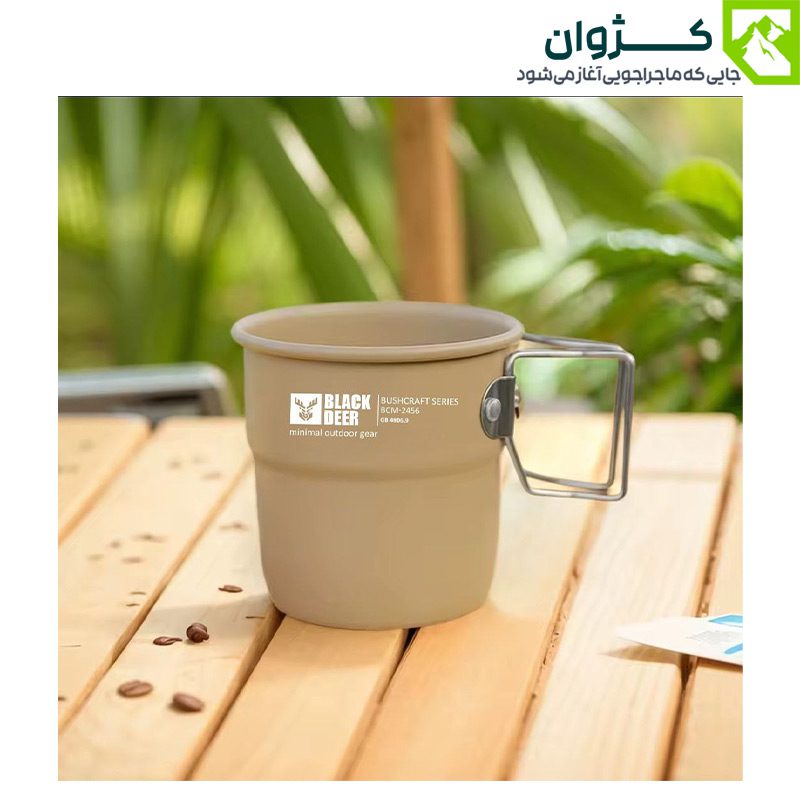 لیوان بلک‌دیر – رنگ خاکی، روی میز کمپینگ با تجهیزات سفر، نمایش کاربردی بودن محصول