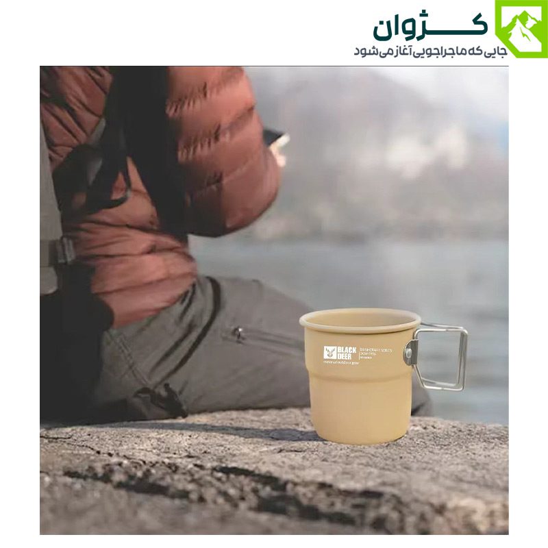 لیوان سفری بلک‌دیر مدل BLACK DEER BCM-2456 – رنگ خاکی، قرار گرفته روی سنگ در دل طبیعت