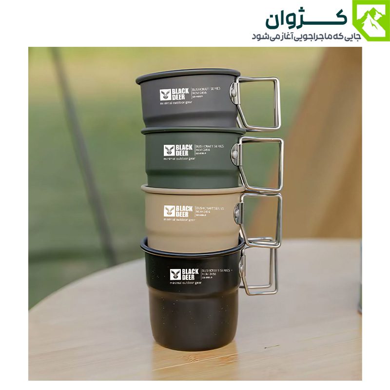 چهار لیوان سفری بلک‌دیر مدل BLACK DEER BCM-2456 – رنگ‌های مشکی، خاکی، سبز زیتونی و طوسی، چیده‌شده کنار هم روی میز چوبی
