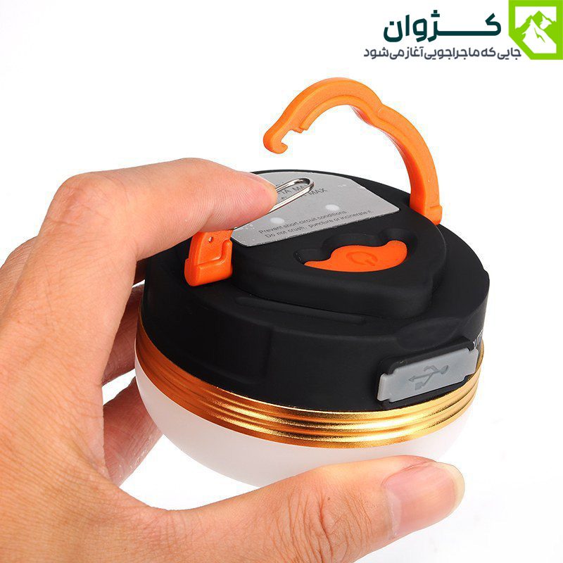 چراغ YD-1 در دست کاربر با نمایش واضح قسمت آویز