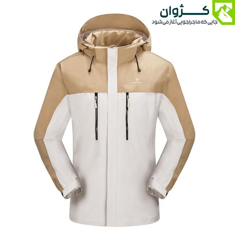 کاپشن کاراکال رنگ خاکی از نمای نزدیک و زاویه مورب با زمینه سفید