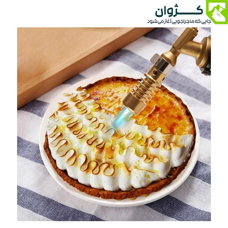 مشعل در حال کباب کردن پنیر یا خامه
