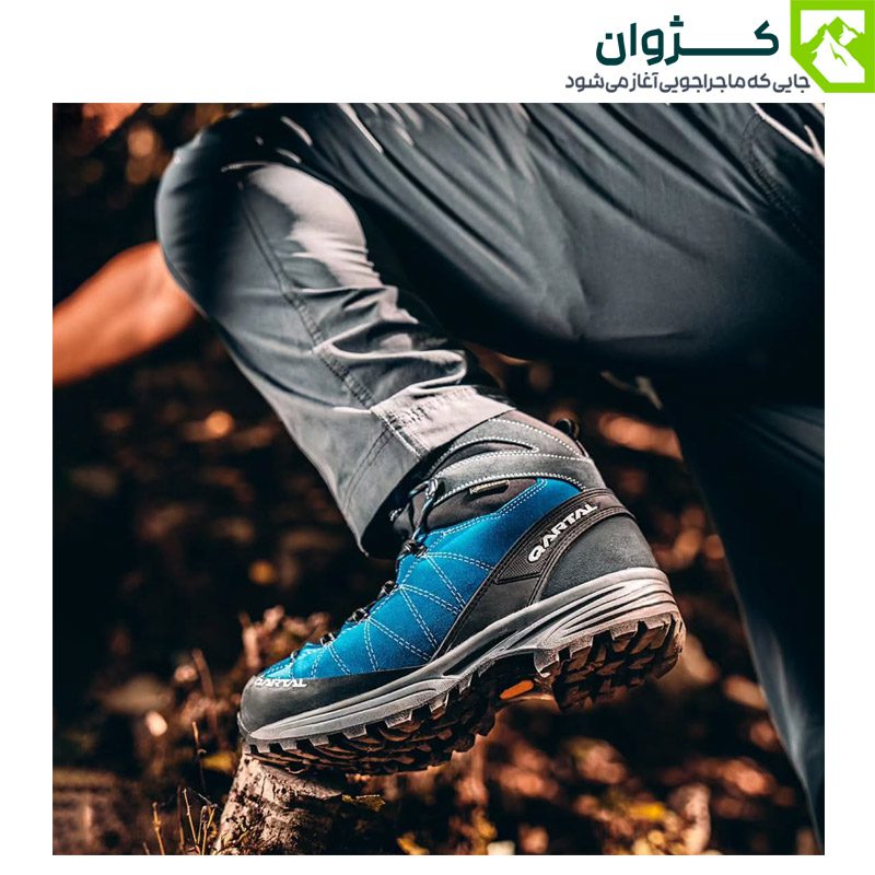 کفش سهند قارتال در پای کاربر هنگام صعود از سنگ، نمای بسته از پایین