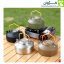 چهار کتری کمپینگ BLACK DEER مدل K02 در رنگ‌های مشکی، سبز زیتونی، نقره‌ای و برنزی روی میز چوبی در فضای کمپینگ
