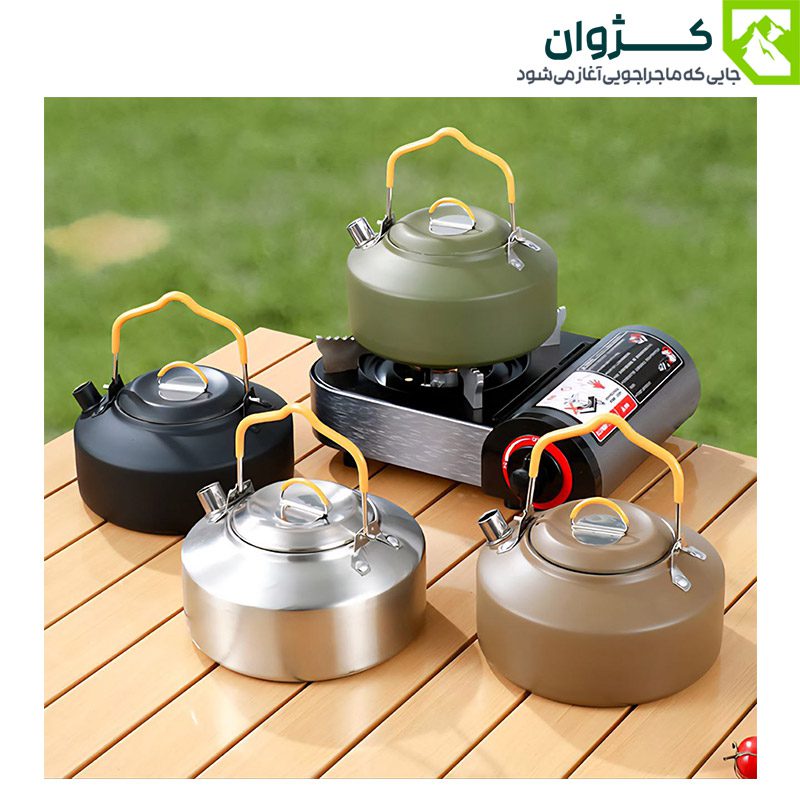چهار کتری کمپینگ BLACK DEER مدل K02 در رنگ‌های مشکی، سبز زیتونی، نقره‌ای و برنزی روی میز چوبی در فضای کمپینگ