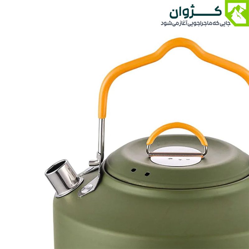 کتری کمپینگ BLACK DEER مدل K02 رنگ سبز زیتونی با دسته نارنجی، مناسب برای سفرهای طبیعت‌گردی