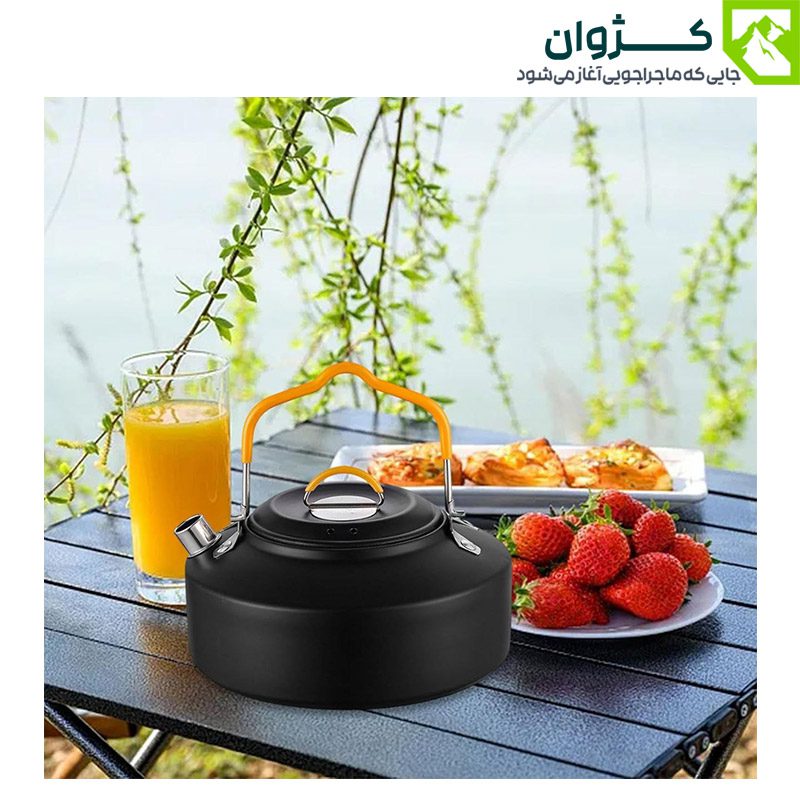 کتری کمپینگ BLACK DEER مدل K02 رنگ مشکی روی میز فضای باز در کنار نوشیدنی و خوراکی‌های پیک‌نیکی