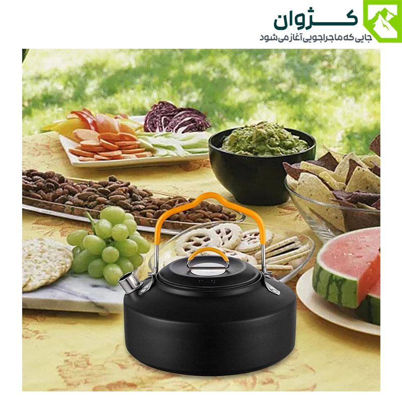 کتری کمپینگ ۱ لیتری BLACK DEER مدل K02 رنگ مشکی در کنار خوراکی‌های پیک‌نیکی، مناسب برای سفرهای طبیعت‌گردی
