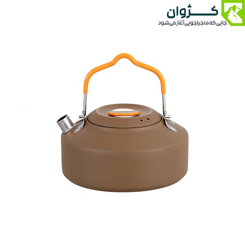 کتری کمپینگ ۱ لیتری مدل K02 رنگ خاکی با دسته سیلیکونی ضد گرما، مناسب برای سفرهای طبیعت‌گردی
