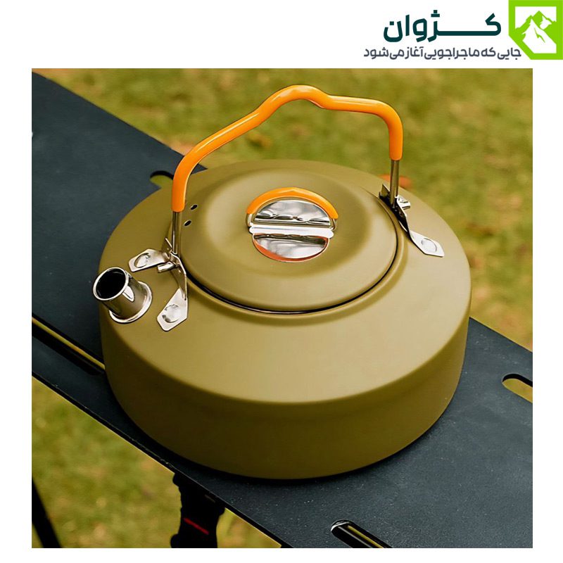 کتری کمپینگ BLACK DEER مدل K02 رنگ سبز زیتونی با دسته نارنجی روی میز فضای باز در طبیعت