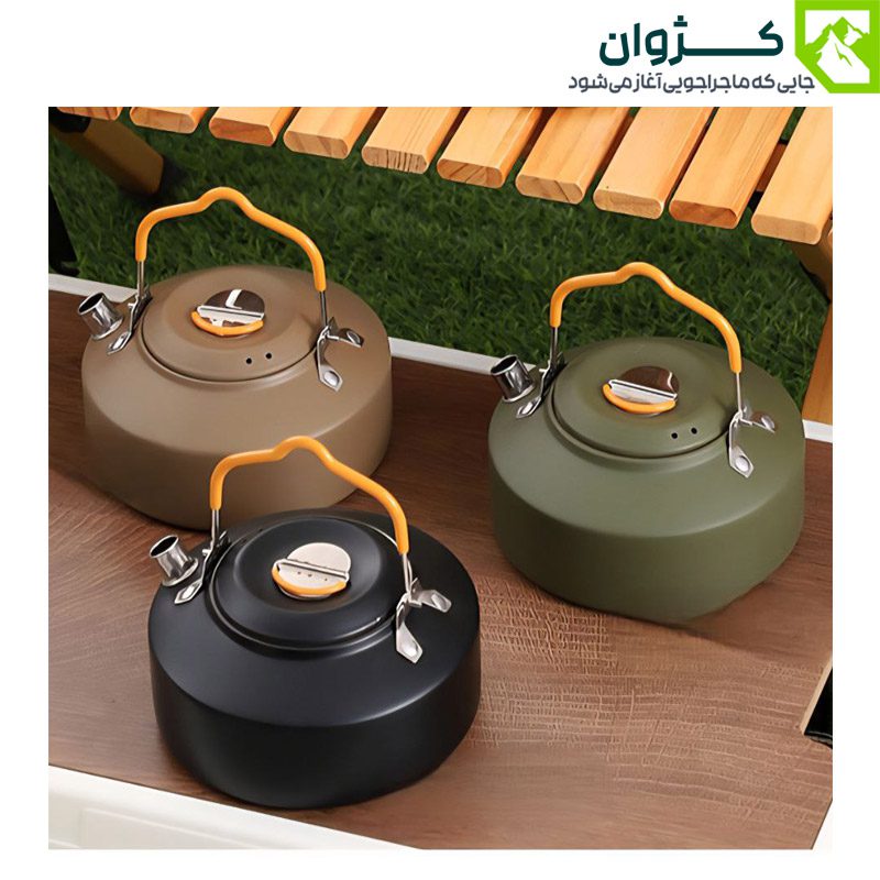 سه کتری کمپینگ BLACK DEER مدل K02 در رنگ‌های خاکی، سبز زیتونی و مشکی با دسته نارنجی روی میز چوبی
