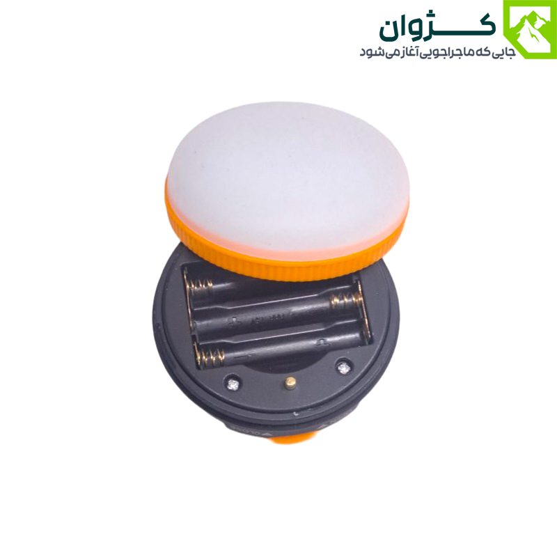 ترکیب دو نمای پشت و جلوی چراغ YD-2 – جای باتری‌ها و قسمت لامپ‌ها