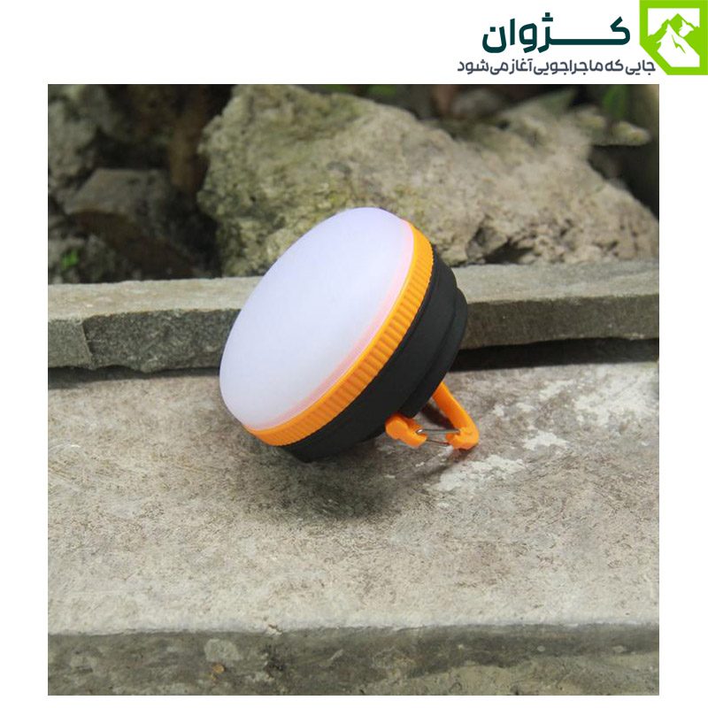 چراغ YD-2 قرار گرفته به صورت مورب روی تخته‌سنگ با تکیه بر قلاب آویز